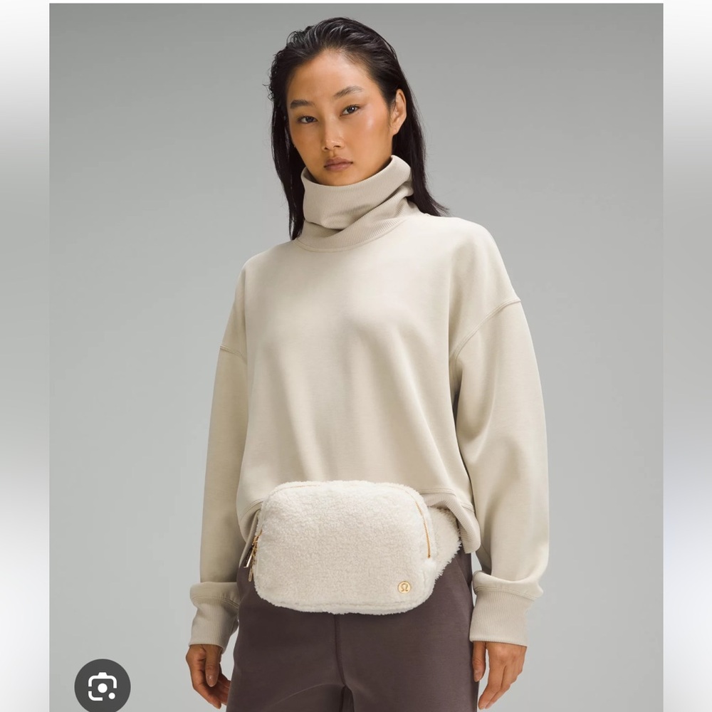 Lululemon Everywhere Belt Bag Fleece Large 2L NWT ONE SIZE (White Opal Gold)